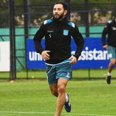 Mena vuelve a entrenar en Racing y se aleja de la U