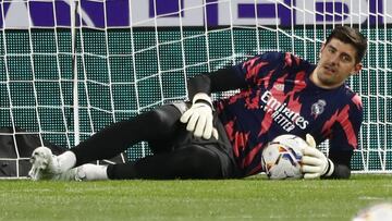 Thibaut Courtois, portero del Real Madrid, en el calentamiento previo al partido contra el Real Valladolid en el Jos&eacute; Zorrilla.