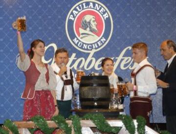 Los deportistas Ruth Beitia y Marcus Walz, oros olímpicos en Río 2016,  durante la inauguración hoy de la Paulaner Oktoberfest que vuelve por tercer año a Madrid, en el Barclaycard Center. 