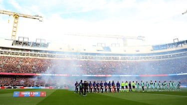 Saludos de los jugadores de ambos equipos antes del inicio del encuentro. 


