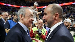 MÁLAGA, 18/02/2024.- El presidente del Real Madrid Florentino Pérez (i) felicita al entrenador Chus Mateo tras la final de la Copa del Rey de baloncesto que disputaron Real Madrid y Barça, este domingo en el Palacio de los Deportes José María Martín Carpena, en Málaga. EFE/ Daniel Pérez
