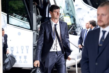 Llegada del Real Madrid al hotel The Grove. En la imagen Thibaut Courtois.