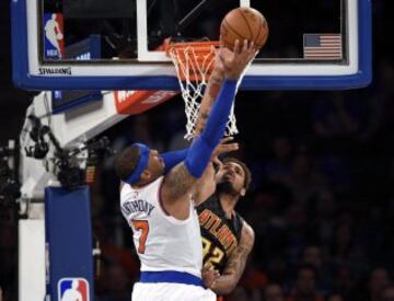 Carmelo Anthony de los Knicks intenta anotar ante Mike Scott de los Hawks.