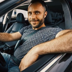 ¿Me pueden multar por conducir con el brazo apoyado en la ventanilla? Esto dice el Reglamento de la DGT