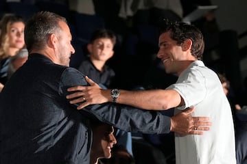 El entrenador del FC Barcelona, Hansi Flick, y el exbarcelonista Sergi Roberto poco antes del comienzo de la rueda de prensa en la que el futbolista Andrés Iniesta explica sus planes de futuro.