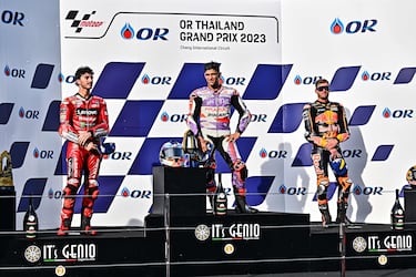 Jorge Martín, Francesco Bagnaia y Brad Binder en el podio del Gran Premio de Tailandia de Moto GP.