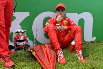 Charles Leclerc descansa en los momentos previos a la carrera. 