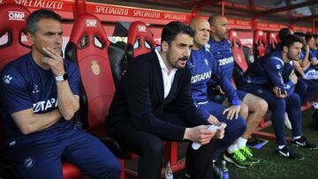 Julio Vel&aacute;zquez, entrenador del Deportivo Alav&eacute;s, se sienta en el banquillo del Visit Mallorca Estadi.