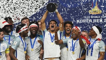 England's players celebrate with the trophy during the awards ceremony after winning the U-20 World Cup final football match between England and Venezuela in Suwon on June 11, 2017. / AFP PHOTO / JUNG Yeon-Je