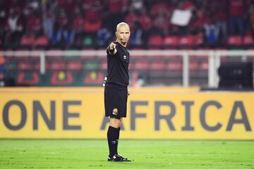 South African referee Victor Gomes shows the penalty spot during the Africa Cup of Nations (CAN) 2021 final football match between Senegal and Egypt at Stade d'Olembe in Yaounde on February 6, 2022. (Photo by CHARLY TRIBALLEAU / AFP)