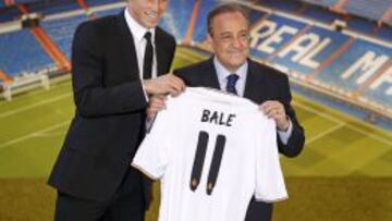 Gareth Bale junto a Florentino Pérez en la presentación.
