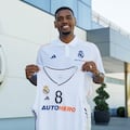 Xavier Rathan-Mayes posa con la camiseta del Real Madrid.