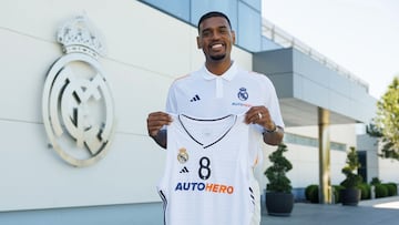 Xavier Rathan-Mayes posa con la camiseta del Real Madrid.