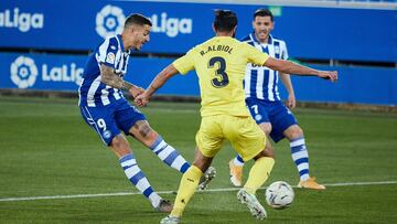 Joselu Mato ante el Villarreal.