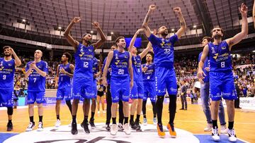 Los jugadores del San Pablo Burgos celebran con la afici&oacute;n en el Coliseum el triunfo ante el Unicaja (77-60) del pasado 30 de noviembre.