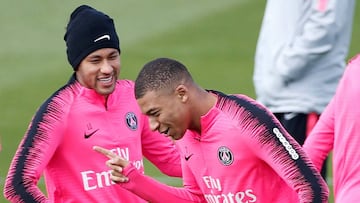 Neymar bromea con Mbappe hace apenas unos días en el entrenamiento del PSG.