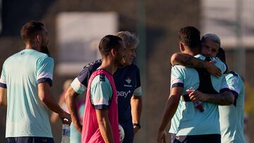 Pellegrini, junto a sus jugadores en Alemania.