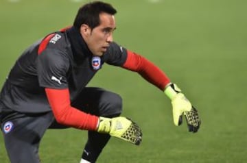 Claudio Bravo calienta a minutos del duelo ante Uruguay.