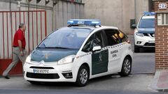 Un coche de la Guardia Civil abandona un domicilio personal.