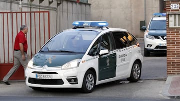 Un coche de la Guardia Civil abandona un domicilio personal.