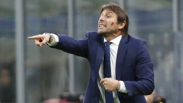 Antonio Conte da instrucciones a sus jugadores en el Inter de Milán-Torino de la Serie A.