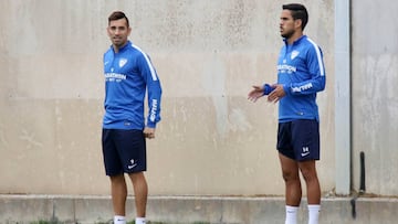 Charles y Recio, al margen del grupo en el entrenamiento. 