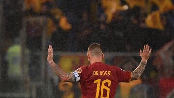 Italy Serie A - AS Roma vs Parma Calcio 1913
 
 26 May 2019, Italy, Rome: Roma&#039;s Daniele De Rossi applauds the fans after the final whistle of the Italian Seria A soccer match between AS Roma and Parma Calcio 1913 at the Stadio Olimpico stadium. Photo: Alfredo Falcone/Lapresse via ZUMA Press/dpa
 
 
 26/05/2019