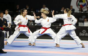 Final femenina de katas por equipos, España contra Japón, en la que Japón venció por 5 - 0