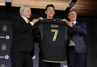 ídolo eterno de los Spurs, empezó a pagar el precio de los años. Sus carreras, antes interminables, ya no rompían defensas con la misma frescura, y su influencia en el área rival disminuyó. La devaluación llegó como un eco inevitable de un tiempo glorioso que empieza a apagarse. Sin embargo, como suele ser habitual, las estrellas brillan más antes de “apagarse”, y tras 10 temporadas en los Spurs “Sonny” consiguió finalmente levantar un título, la UEFA Europa League. Este verano el jugador surcoreano abandonó la disciplina del Tottenham en dirección a Los Ángeles, donde disputará la MLS con LAFC. 