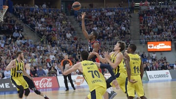 Rodrigue Beaubois lanza durante el partido entre el Baskonia y el Fenerbahçe.