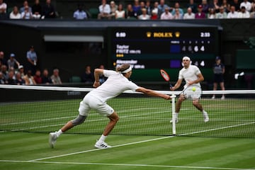 Germany's Alexander Zverev returns the ball to US player Taylor Fritz during their men's singles tennis match on the eighth day of the 2024 Wimbledon Championships at The All England Lawn Tennis and Croquet Club in Wimbledon, southwest London, on July 8, 2024. (Photo by HENRY NICHOLLS / AFP) / RESTRICTED TO EDITORIAL USE