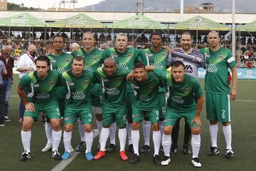 Francisco Maturana volvió a disfrutar del BabyFútbol, festival infantil en el que hizo historia hace 37 años como primer DT campeón. Partido homenaje con varios exfutbolistas en Medellín.