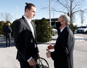 El presidente del Real Madrid, Florentino Pérez, despidiendo a Lunin antes de viajar a Bérgamo. 