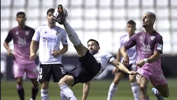 Momento del partido entre el Burgos y el Málaga.