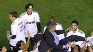 <b>MANTEADO. </b>La plantilla madridista manteó a Mourinho después de ganar la Copa en Mestalla.