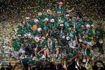 El Unicaja de M¨¢laga, campe¨®n de la BCLtras ganar 67-83 al Galatasaray. Segundo a?o consecutivo que conquista el trofeo.
