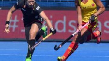 La belga Manon Simons y la española Gloria Comerma (R) durante el partido que enfrentó a Bélgica y España en el Europeo de Hockey que se está disputando en Londres.