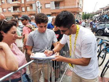 Pablo Ordorica, firmando un autógrafo durante el Tour