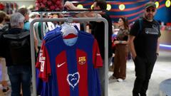 ¿Por qué el Barcelona tiene un corazón blanco en la camiseta y quién es Karol G?