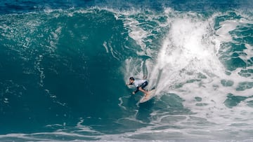 Paddle Surf en una ola grande en la playa de Las Canteras, Las Palmas de Gran Canaria
