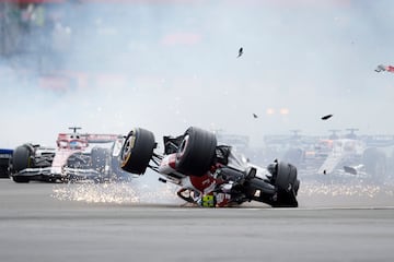 El monoplaza de Guanyu Zhou boca abajo tras el increíble accidente en Silverstone.