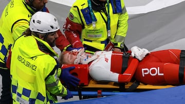 Los servicios médicos llevándose a Kamila Sellier,