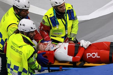 
Texto: Antes de abandonar la arena, Kamila vuelve a alzar el pulgar. La escena, captada por las cámaras, deja un respiro: está consciente y responde a estímulos.