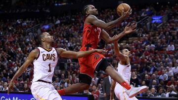 Kawhi Leonard hace una bandeja ante Rodney Hood y George Hill.