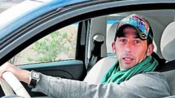 <b>AL VOLANTE DEL EQUIPO. </b>Raúl Tamudo, que ayer posó para AS al mando de su coche, volverá a jugar en Liga más de dos meses después.