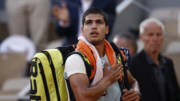 Paris (France), 31/05/2022.- Carlos Alcaraz of Spain reacts after losing againt Alexander Zverev of Germany in their menís quarterfinal match during the French Open tennis tournament at Roland ?Garros in Paris, France, 31 May 2022. (Tenis, Abierto, Francia, Alemania, España) EFE/EPA/YOAN VALAT
