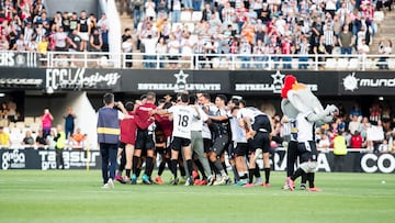 Los albinegros celebran la salvación ante el CD Tenerife.