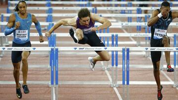 Pascal Martinot-Lagarde, Sergey Shubenkov y Orlando Ortega durante la prueba de 110m metros vallas en la reunión de la Diamond League en Zurich.