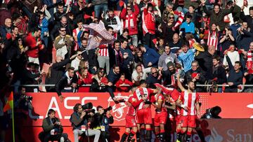 Los jugadores del Girona celebran el gol marcado por su compañero Cristhian Stuani ante el Getafe durante el partido correspondiente a la decimosexta jornada de LaLiga Santander disputado hoy en el estadio de Montilivi.