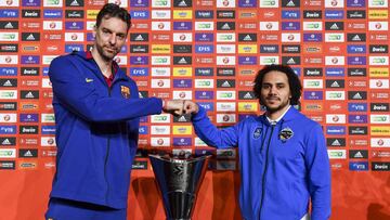Pau Gasol y Shane Larkin, dos de las estrellas del Barça y el Anadolu Efes, respectivamente, chocan los puños sobre la copa de campeón de la Euroliga.